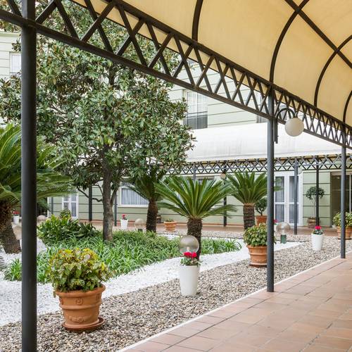 terraza de hotel ILUNION Alcora Sevilla terraza de hoteles en san juan de aznalfarache