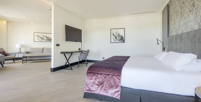 suite del hotel ILUNION Alcora Sevilla suite de hoteles en san juan de aznalfarache